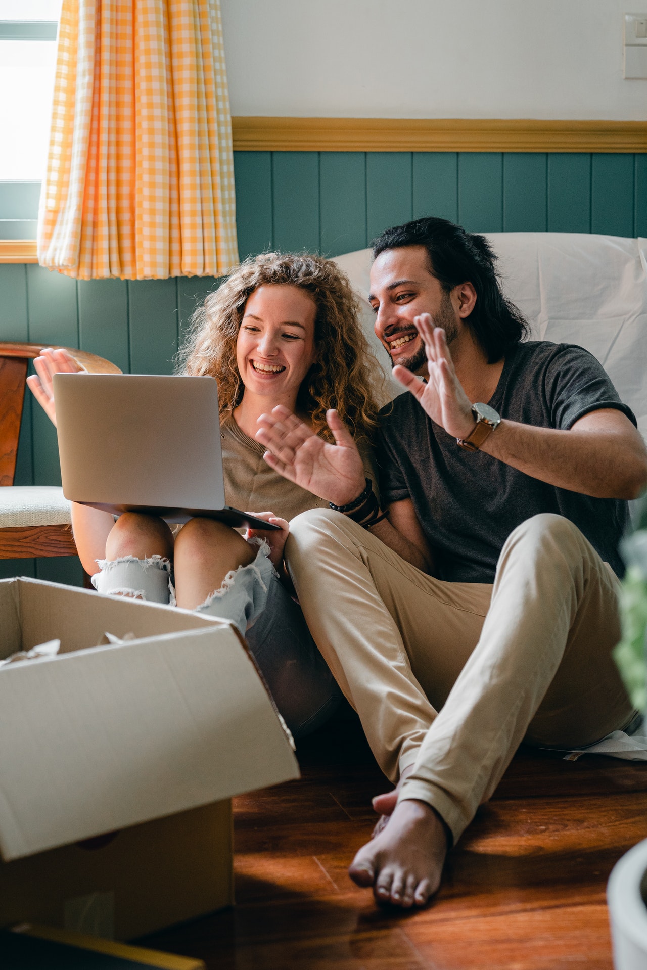 couple having therapy online in texas